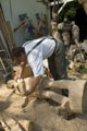 Click to see it big Ich mit Kettensäge, Impression aus dem Atelier